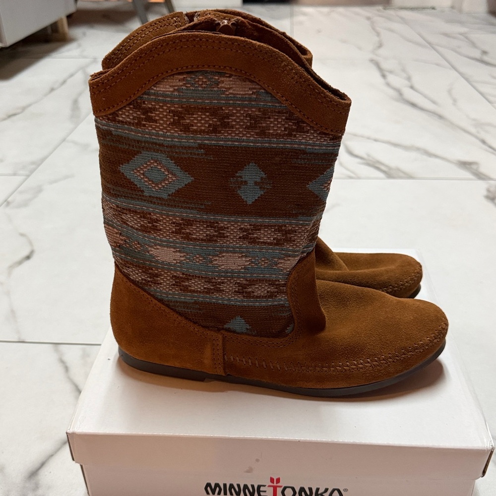 Minnetonka Tan and Blue Patterned Boots Women's Size 9